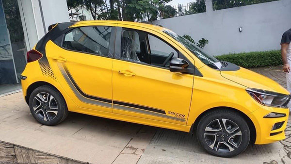 அசத்தலான பெயிண்ட் அமைப்புடன் விற்பனைக்கு வந்தது டாடா டியாகோ சாக்கர்.. வெறும் ரூ.8,000 மட்டுமே அதிகம்