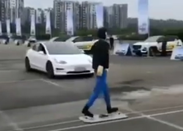 மிரண்டுபோன பார்வையாளர்கள்... இந்த கார் இப்படி செய்யும்னு யாருமே எதிர்பார்க்கல... வீடியோ!