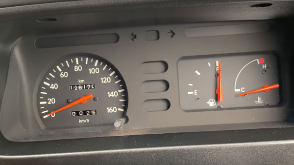 16 ஆண்டுகள் கழித்தும் ஷோரூம் கண்டிஷனில் உள்ள டொயோட்டா குவாலிஸ்... எவ்வளவு கிமீ ஓடியுள்ளது தெரியுமா?