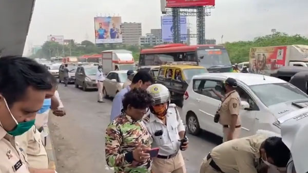 காரின் பின்பக்க டயரை சுற்றிய 10 அடி மலை பாம்பு... வைரலாகும் வீடியோ! ப்பா... உடம்பே சிலிர்க்குது...