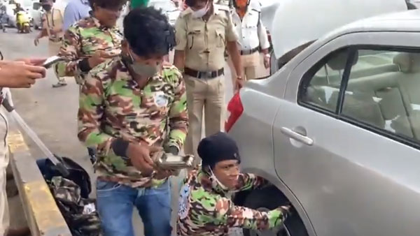 காரின் பின்பக்க டயரை சுற்றிய 10 அடி மலை பாம்பு... வைரலாகும் வீடியோ! ப்பா... உடம்பே சிலிர்க்குது...