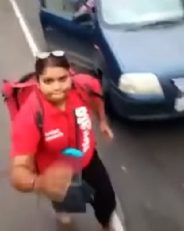 போலீசாரை தகாத வார்த்தைகளில் திட்டிய டெலிவரி கேர்ள்! இப்படி ஒரு தண்டனையை எதிர்பார்த்திருக்க மாட்டார்