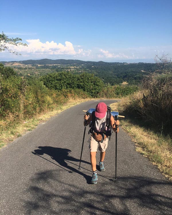 காடுகள் வழியே 2,800 கிமீ நடந்து வந்த 10 வயது சிறுவன்... யாரை பார்ப்பதற்காக என தெரிஞ்சா அசந்திருவீங்க