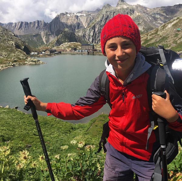 காடுகள் வழியே 2,800 கிமீ நடந்து வந்த 10 வயது சிறுவன்... யாரை பார்ப்பதற்காக என தெரிஞ்சா அசந்திருவீங்க