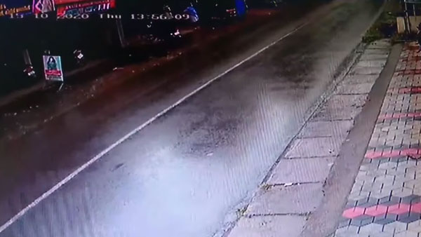 ஒரு விநாடிதான் கேப்... ஓட்டுநரின் சாமர்த்தியத்தால் தப்பிய இளைஞர்... இந்த வீடியோவ பாக்க தனி தைரியம் வேணும்!!