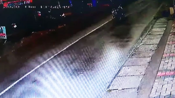 ஒரு விநாடிதான் கேப்... ஓட்டுநரின் சாமர்த்தியத்தால் தப்பிய இளைஞர்... இந்த வீடியோவ பாக்க தனி தைரியம் வேணும்!!