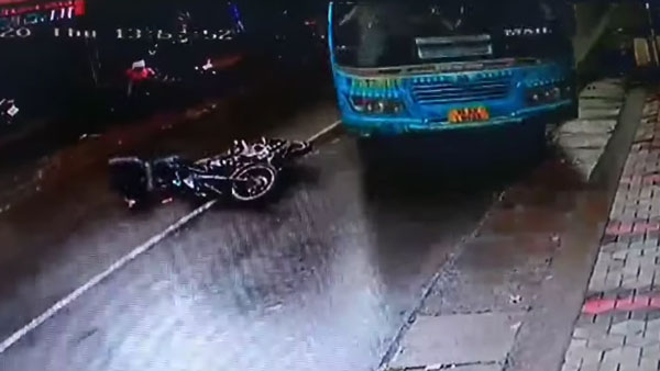 ஒரு விநாடிதான் கேப்... ஓட்டுநரின் சாமர்த்தியத்தால் தப்பிய இளைஞர்... இந்த வீடியோவ பாக்க தனி தைரியம் வேணும்!!