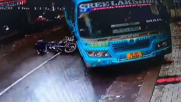 ஒரு விநாடிதான் கேப்... ஓட்டுநரின் சாமர்த்தியத்தால் தப்பிய இளைஞர்... இந்த வீடியோவ பாக்க தனி தைரியம் வேணும்!!