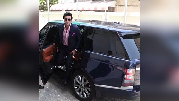 முகத்தை மூடியபடி சைக்கிள் ஓட்டி வந்த பிரபல நடிகர்! யாரென்று தெரிந்ததும் ஆச்சரியத்தில் மூழ்கிய மக்கள் முகத்தை மூடியபடி சைக்கிள் ஓட்டி வந்த பிரபல நடிகர்! யாரென்று தெரிந்ததும் ஆச்சரியத்தில் மூழ்கிய மக்கள்