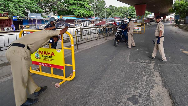 டிராபிக் ரூல்ஸ் மீறுபவர்களை வெச்சு செய்யும் போலீஸ்... 15,000 பேர் கொண்ட லிஸ்ட் ரெடி! சம்பவம் இருக்கு டிராபிக் ரூல்ஸ் மீறுபவர்களை வெச்சு செய்யும் போலீஸ்... 15,000 பேர் கொண்ட லிஸ்ட் ரெடி! சம்பவம் இருக்கு