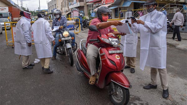 டிராபிக் ரூல்ஸ் மீறுபவர்களை வெச்சு செய்யும் போலீஸ்... 15,000 பேர் கொண்ட லிஸ்ட் ரெடி! சம்பவம் இருக்கு டிராபிக் ரூல்ஸ் மீறுபவர்களை வெச்சு செய்யும் போலீஸ்... 15,000 பேர் கொண்ட லிஸ்ட் ரெடி! சம்பவம் இருக்கு