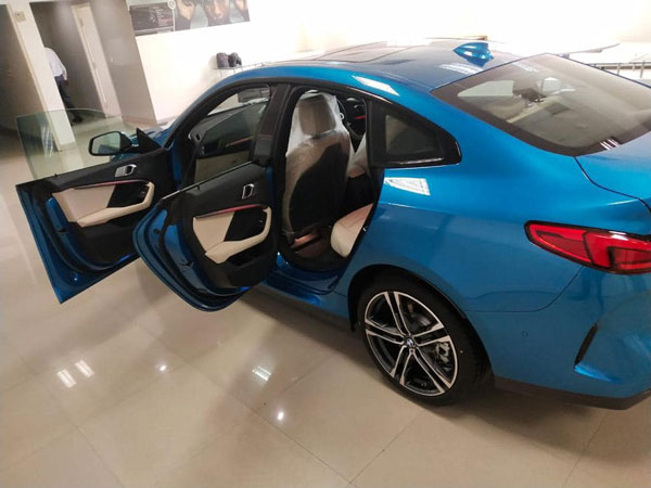 ஜொலிக்கும் நீல நிறத்தில் ஷோரூமில் பிஎம்டபிள்யூ 2 சீரிஸ் க்ரான் கூபே... அக்.15 இந்தியாவில் அறிமுகம்..