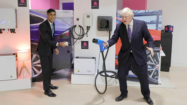 பிரதமர் என்றும் பாராமல் கலாய்த்து தள்ளும் நெட்டிசன்கள்... ஃபோட்டோவுக்கு போஸ் கொடுத்தது குத்தமா?.. 