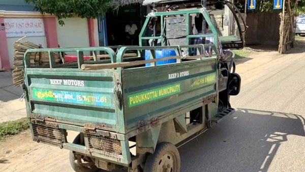 குப்பை வண்டி ஓட்டி வந்தவரை பார்த்து ஆடிப்போன புதுக்கோட்டை மக்கள்... உள்ளே இருந்தது யார் தெரியுமா?