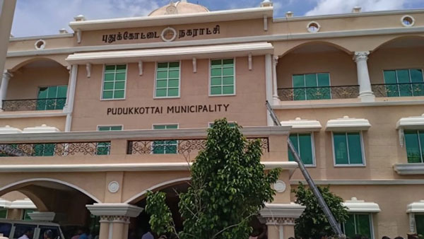 குப்பை வண்டி ஓட்டி வந்தவரை பார்த்து ஆடிப்போன புதுக்கோட்டை மக்கள்... உள்ளே இருந்தது யார் தெரியுமா?