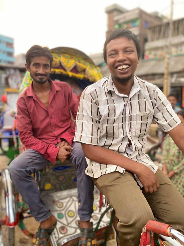 ரிக்ஸாவை அதிகாரிகள் தூக்கியதால் குழந்தை போல் அழுத மனிதர்... வீடியோ வைரல் ஆனதால் நடந்த ஆச்சரியம்...