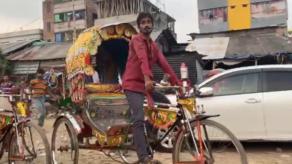 ரிக்ஸாவை அதிகாரிகள் தூக்கியதால் குழந்தை போல் அழுத மனிதர்... வீடியோ வைரல் ஆனதால் நடந்த ஆச்சரியம்...