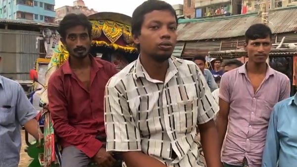 ரிக்ஸாவை அதிகாரிகள் தூக்கியதால் குழந்தை போல் அழுத மனிதர்... வீடியோ வைரல் ஆனதால் நடந்த ஆச்சரியம்...