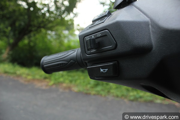 இது என்ன வாகனம்? ஈவீ செனியா பரிசோதனையின்போது கேள்வியால் திக்குமுக்காட செய்த இளைஞர்கள்... எப்படி இருக்கு?