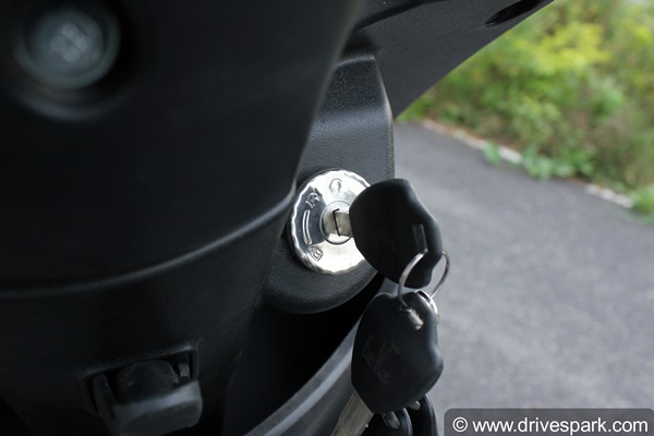 இது என்ன வாகனம்? ஈவீ செனியா பரிசோதனையின்போது கேள்வியால் திக்குமுக்காட செய்த இளைஞர்கள்... எப்படி இருக்கு?