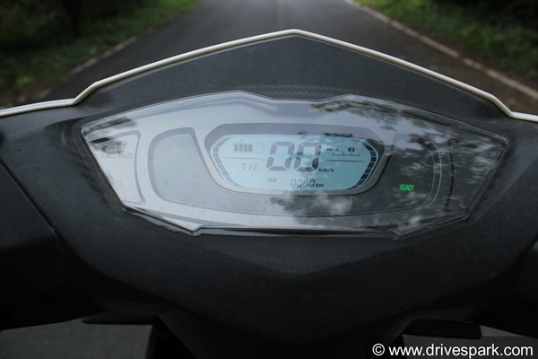 இது என்ன வாகனம்? ஈவீ செனியா பரிசோதனையின்போது கேள்வியால் திக்குமுக்காட செய்த இளைஞர்கள்... எப்படி இருக்கு?