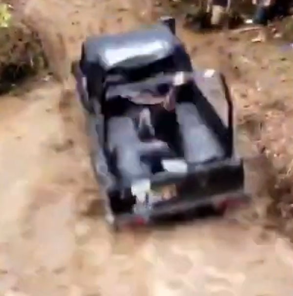 மாருதி காரில் இருந்து திடீரென வெளியே வந்து விழுந்த பயணி... எப்படி நடந்தது தெரியுமா? வைரலாகும் வீடியோ