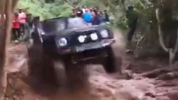 மாருதி காரில் இருந்து திடீரென வெளியே வந்து விழுந்த பயணி... எப்படி நடந்தது தெரியுமா? வைரலாகும் வீடியோ