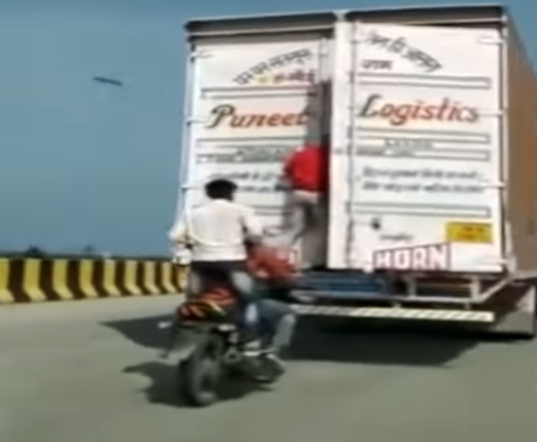 சினிமாவை மிஞ்சும் சம்பவம்... பைக்கில் இருந்து லாரிக்கு தாவி கொள்ளை... உள்ளே என்ன இருந்தது தெரியுமா?