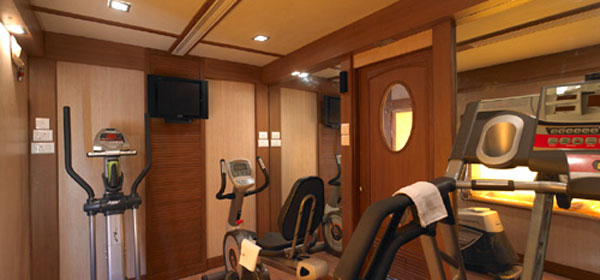 சரக்கு, மசாஜ்னு சொர்க்கம் மாதிரி இருக்கு! வாழ்க்கைல ஒரு முறையாவது தங்க ரதம் சொகுசு ரயிலில் போகணும்