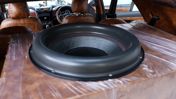 சாத்தியமே இல்ல! ஹூண்டாய் காரில் இவ்ளோ பெரிய ஸ்பீக்கரா... கல்யாணத்துலகூட இவ்ளே பெருசு பாக்க முடியாது...