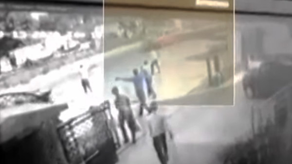 கார் டிரைவர் செய்த காரியத்தால் உறைந்து போன போலீஸ்காரர்... வீடியோ பாக்கறப்பவே அடி வயிறு கலங்குது...