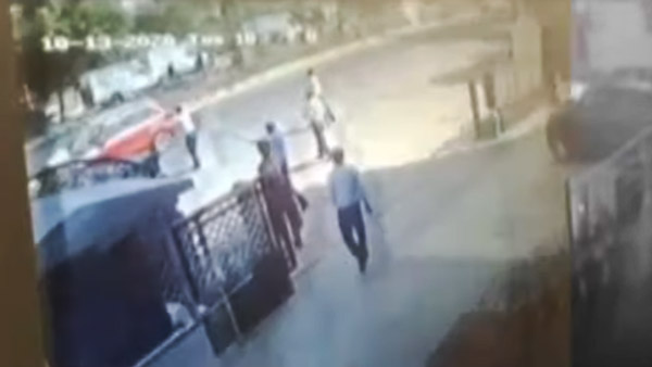 கார் டிரைவர் செய்த காரியத்தால் உறைந்து போன போலீஸ்காரர்... வீடியோ பாக்கறப்பவே அடி வயிறு கலங்குது...