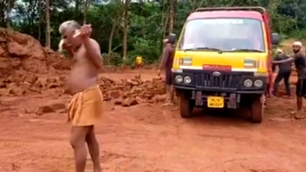 இந்தியால மட்டும்தான் இந்த கூத்து எல்லாம் நடக்கும்... நம்ம ரகசியத்த ஜப்பான்காரங்களுக்கு சொல்லீராதீங்க