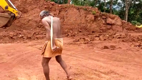 இந்தியால மட்டும்தான் இந்த கூத்து எல்லாம் நடக்கும்... நம்ம ரகசியத்த ஜப்பான்காரங்களுக்கு சொல்லீராதீங்க