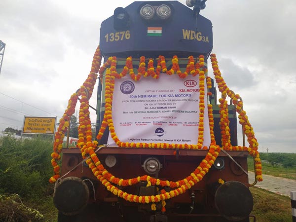 ரயிலில் பயணித்த ஆயிரக் கணக்கான புத்தம் புது கார்கள்... மத்திய அமைச்சர் வெளியிட்ட புகைப்படம்... ரயிலில் பயணித்த ஆயிரக் கணக்கான புத்தம் புது கார்கள்... மத்திய அமைச்சர் வெளியிட்ட புகைப்படம்...