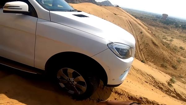 மணல் சரிவிலிருந்து விலையுயர்ந்த பென்ஸ் காரை மீட்ட தார்... அடங்கேப்பா சிலிர்க்க வைக்கும் திறன்! வீடியோ!