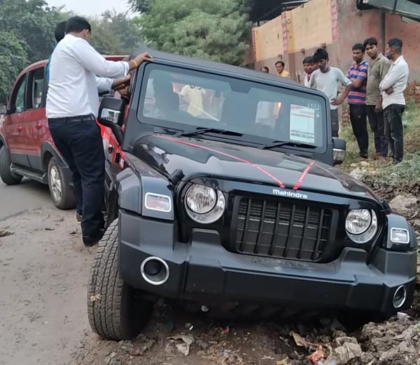 பள்ளத்தில் சிக்கிய புத்தம் புது மஹிந்திரா தார்... இந்த வீடியோவ ஆனந்த் மஹிந்திரா பாத்திட கூடாது! பாத்தாருனா பதறிடுவாரு...