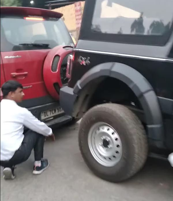 பள்ளத்தில் சிக்கிய புத்தம் புது மஹிந்திரா தார்... இந்த வீடியோவ ஆனந்த் மஹிந்திரா பாத்திட கூடாது! பாத்தாருனா பதறிடுவாரு...