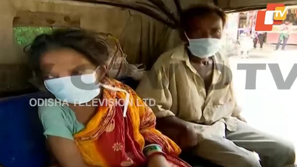 ஆட்டோக்கு காசு இல்ல... சைக்கிள் ரிக்ஸாவில் மனைவியுடன் 90 கிமீ பயணித்த கணவர்! கண் கலங்க வெச்சுட்டாரு