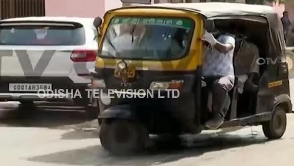 ஆட்டோக்கு காசு இல்ல... சைக்கிள் ரிக்ஸாவில் மனைவியுடன் 90 கிமீ பயணித்த கணவர்! கண் கலங்க வெச்சுட்டாரு