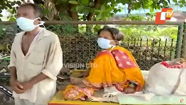 ஆட்டோக்கு காசு இல்ல... சைக்கிள் ரிக்ஸாவில் மனைவியுடன் 90 கிமீ பயணித்த கணவர்! கண் கலங்க வெச்சுட்டாரு