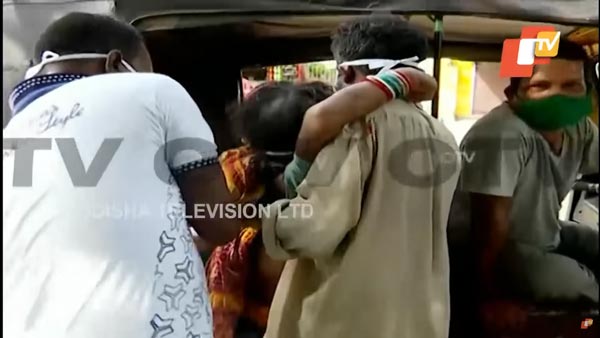 ஆட்டோக்கு காசு இல்ல... சைக்கிள் ரிக்ஸாவில் மனைவியுடன் 90 கிமீ பயணித்த கணவர்! கண் கலங்க வெச்சுட்டாரு