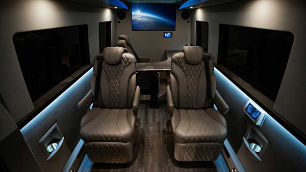 விஐபி அலுவலகமாக மாறிய பென்ஸ் கார்... இது பக்கத்துல போன செல்ஃபோனுக்கு டவர் கிடைக்காது... ஏன் தெரியுமா?