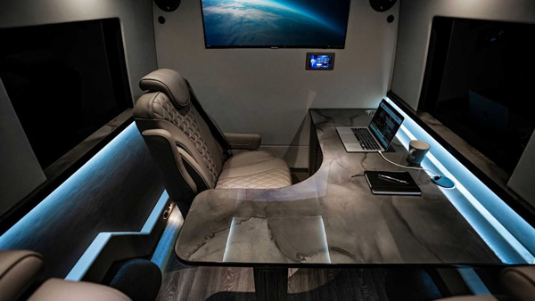 விஐபி அலுவலகமாக மாறிய பென்ஸ் கார்... இது பக்கத்துல போன செல்ஃபோனுக்கு டவர் கிடைக்காது... ஏன் தெரியுமா?