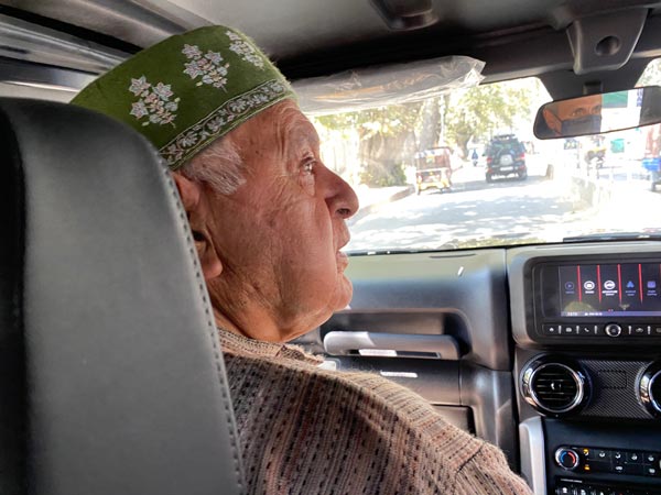 புத்தம் புதிய மஹிந்திரா காரை ஜாலியாக ஓட்டி விளம்பரம் தேடி தந்த பிரபல அரசியல் தலைவர்! யார் தெரியுமா?