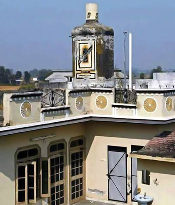 இந்த வீட்டை அண்ணாந்து பாக்காம கடக்கவே முடியாது... ஏன்னா வீட்டோட மொட்டை மாடிலதான் அதோட ஸ்பெஷலே இருக்கு... இந்த வீட்டை அண்ணாந்து பாக்காம கடக்கவே முடியாது... ஏன்னா வீட்டோட மொட்டை மாடிலதான் அதோட ஸ்பெஷலே இருக்கு...