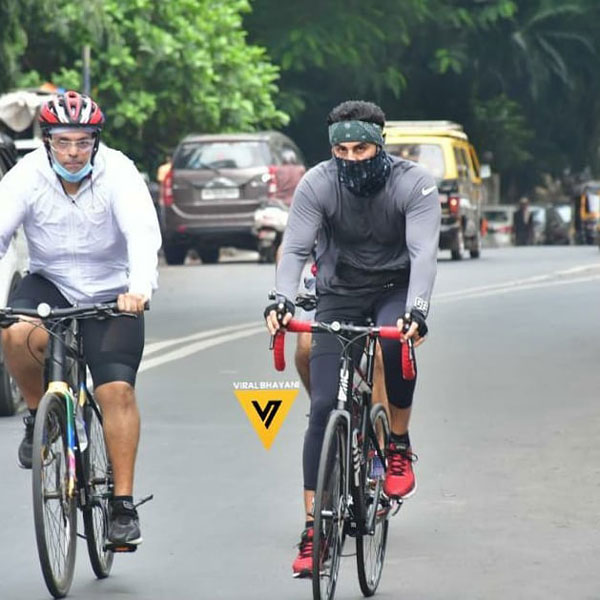 முகத்தை மூடியபடி சைக்கிள் ஓட்டி வந்த பிரபல நடிகர்! யாரென்று தெரிந்ததும் ஆச்சரியத்தில் மூழ்கிய மக்கள் முகத்தை மூடியபடி சைக்கிள் ஓட்டி வந்த பிரபல நடிகர்! யாரென்று தெரிந்ததும் ஆச்சரியத்தில் மூழ்கிய மக்கள்