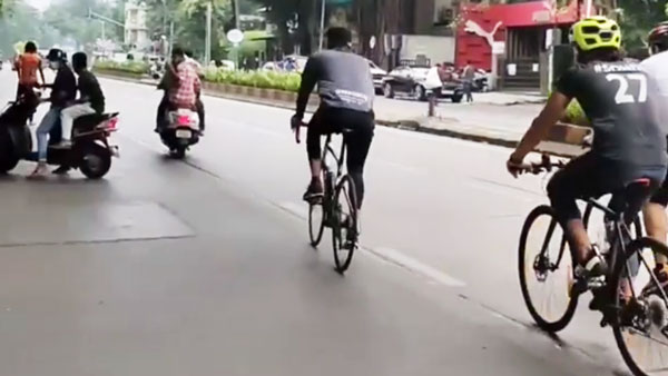 முகத்தை மூடியபடி சைக்கிள் ஓட்டி வந்த பிரபல நடிகர்! யாரென்று தெரிந்ததும் ஆச்சரியத்தில் மூழ்கிய மக்கள் முகத்தை மூடியபடி சைக்கிள் ஓட்டி வந்த பிரபல நடிகர்! யாரென்று தெரிந்ததும் ஆச்சரியத்தில் மூழ்கிய மக்கள்