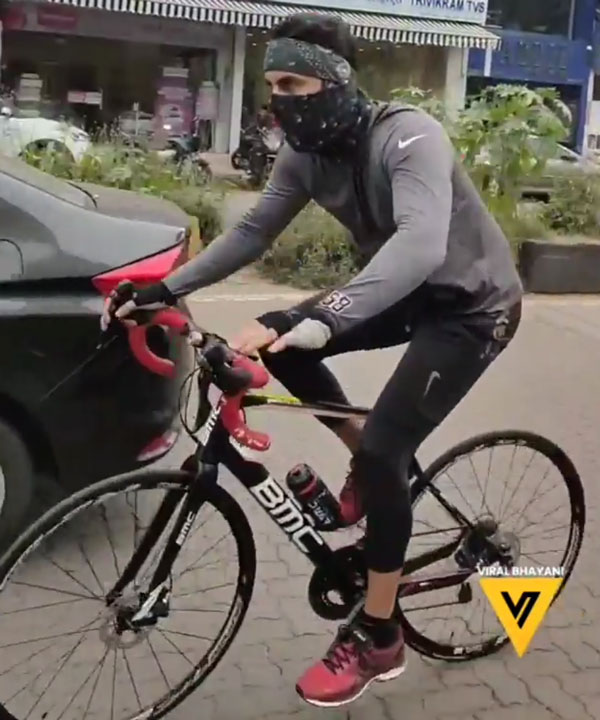 முகத்தை மூடியபடி சைக்கிள் ஓட்டி வந்த பிரபல நடிகர்! யாரென்று தெரிந்ததும் ஆச்சரியத்தில் மூழ்கிய மக்கள் முகத்தை மூடியபடி சைக்கிள் ஓட்டி வந்த பிரபல நடிகர்! யாரென்று தெரிந்ததும் ஆச்சரியத்தில் மூழ்கிய மக்கள்