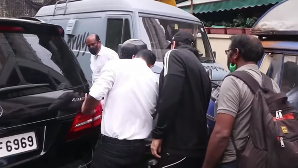 சொகுசு காரின் மீது மோதிய பைக்... கீழே இறங்கி வந்த நடிகரை பார்த்து ஆச்சரியத்தில் வாயை பிளந்த மக்கள்